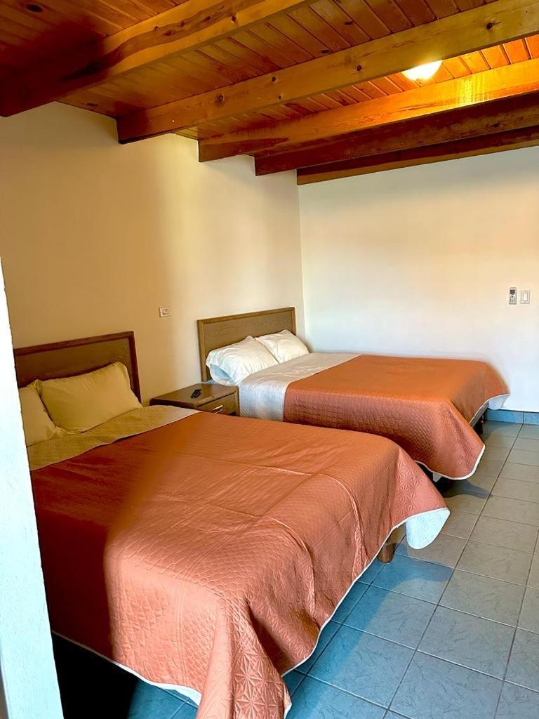 Hotel Towi Креел Екстериор снимка