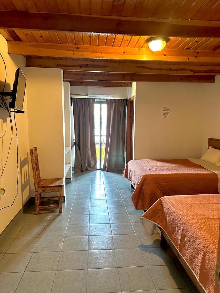 Hotel Towi Креел Екстериор снимка